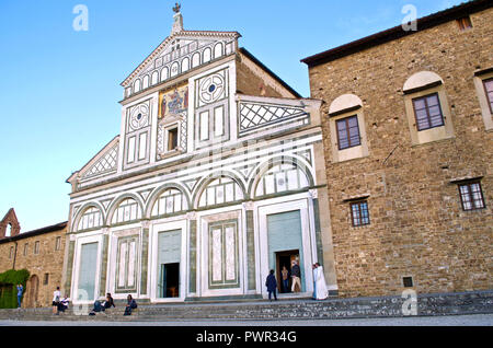 La porta anteriore e la facciata della famosa in tutto il mondo a San Miniato chiesa in Firenze, Toscana, Italia con luce cielo blu su sfondo Foto Stock