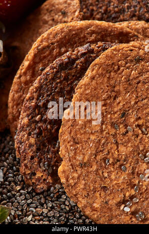 Prodotti naturali fatti in casa crackers da ingredienti biologici con semi di Chia. Vista ravvicinata. Foto Stock