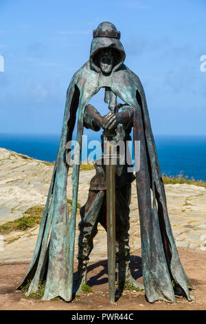 Telaio completo di Re Artù monumento Tintagel Castle Cornovaglia Foto Stock