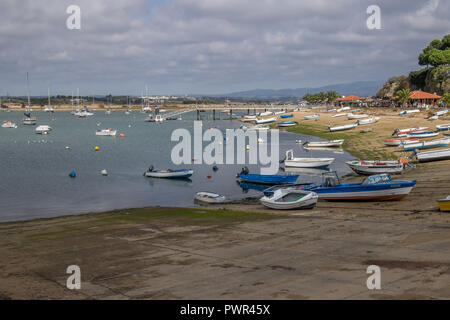 Piccole barche nel porto Algarve Foto Stock