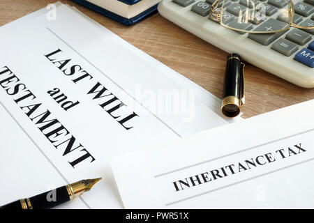 La tassa di successione e testamento, su una scrivania. Foto Stock