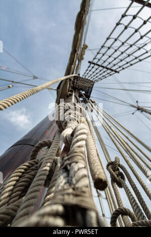 Corda annodata attorno al dispositivo di ancoraggio di legno sulla nave. Foto Stock