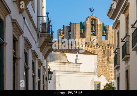 Vista della cattedrale di Faro, Portogallo, Europa Foto Stock