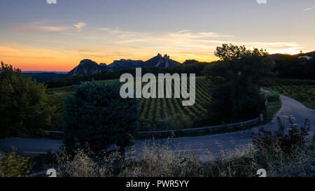 Le Dentelles de Montmirail visto dalla distanza durante il tramonto nella Vaucluse Provence, Francia Foto Stock