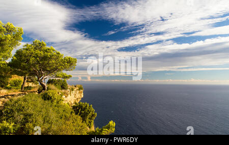 La magnifica vista del mare Mediterraneo e Costa Azzurra Costa dal punto di vista lungo la Route des Cretes Foto Stock