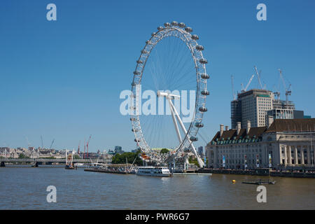 Londra / Inghilterra - 26 Giugno 2018 : Vista del London Eye. London Eye (135 m di altezza e diametro di 120 m) - famosa attrazione turistica di Londra su fiume Foto Stock