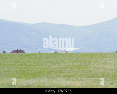 Sport bianco terre aereo sul verde aviosuperficie erbosa del paesaggio europeo nella città di Bielsko-Biala in Polonia Foto Stock