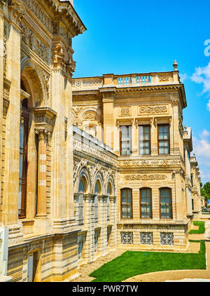 Facciata litorale del Palazzo Dolmabahce affacciato sul Bosforo, situato nel distretto di Besiktas. Istanbul, Turchia. Foto Stock