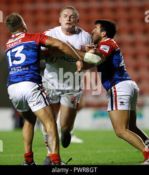 L'Inghilterra del George Burgess è affrontato dalla Francia di Mickail Goudemand (sinistra) e Anthony Marion (destra), durante la partita internazionale a Leigh Sports Village. Foto Stock