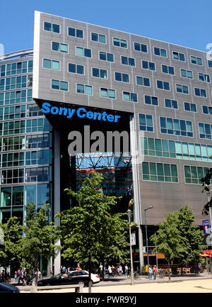 Il Sony Center complesso è molto moderno e futuristico cercando collezione di edifici in Potsdamer Platz zona di Berlino. L'architettura è incredibile e ci sono molte strutture entro il complesso che include caffè. ristoranti, negozi e fornitura per intrattenimento etc. Un ottimo esempio di come Berlino ha recuperato negli ultimi 60 anni dispari. Foto Stock