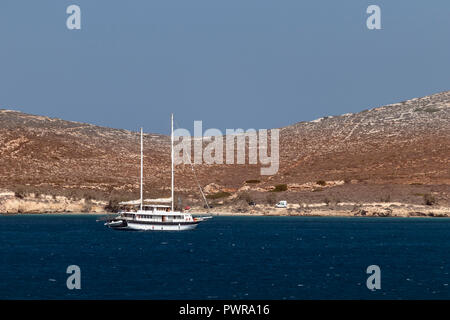 Yacht di lusso ancorato vicino alle rive dell'isola di Mykonos, Grecia. Foto Stock