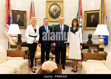 U.S presidente Donald Trump pone con il Presidente polacco Andrzej Duda, sua moglie Agata Kornhauser-Duda, sinistra, e la First Lady Melania Trump, destro nel corso di una riunione bilaterale nell'Ufficio Ovale della Casa Bianca Settembre 18, 2018 a Washington, DC. Foto Stock