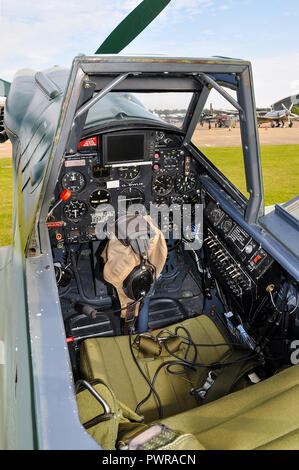 Hispano HA Buchon-1112, Spagnolo costruito Messerschmitt Bf109 Me109 Luftwaffe tedesca da combattimento aereo cockpit. G-BWUE posseduto da uno storico battenti Ltd Foto Stock