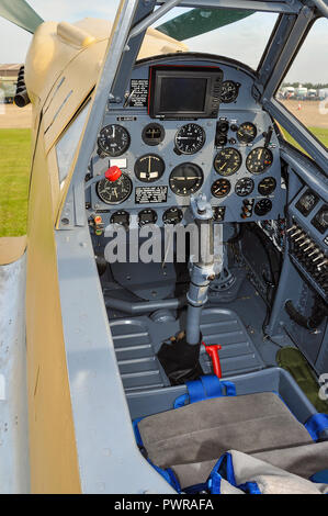 Hispano HA Buchon-1112, Spagnolo costruito Messerschmitt Bf109 Me109 Luftwaffe tedesca da combattimento aereo cockpit. G-AWHE possedute da Spitfire Ltd Foto Stock