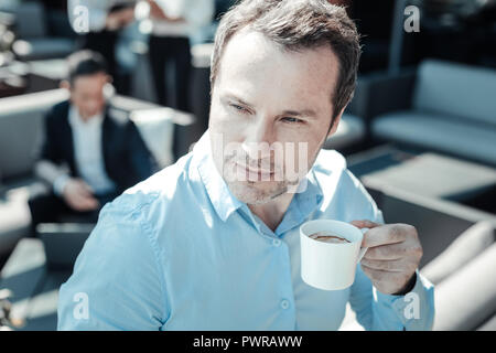 Ritratto di lieto uomo che avendo break Foto Stock