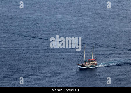 Il lusso di due-masted imbarcazione turistica vele verso l'isola di Santorini, Grecia, agosto 2018, vista aerea. Foto Stock