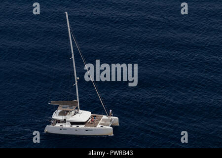 Catamarano di lusso yacht vele nel mare Egeo, Grecia, agosto 2018, vista aerea. Foto Stock