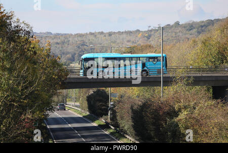 Università di Brighton Bus Navetta UB1 passa sopra la A27 sul percorso verso la Falmer Campus. Il 16 ottobre 2018. Foto Stock