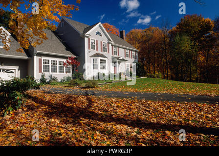 Grande casa suburbana a nord-est con la caduta delle foglie, Connecticut, Stati Uniti d'America Foto Stock