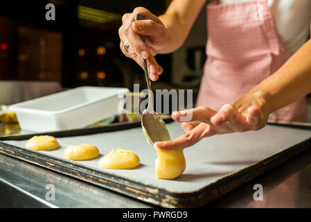 Mettere una pasta sfoglia su una torta vassoio da forno Foto Stock