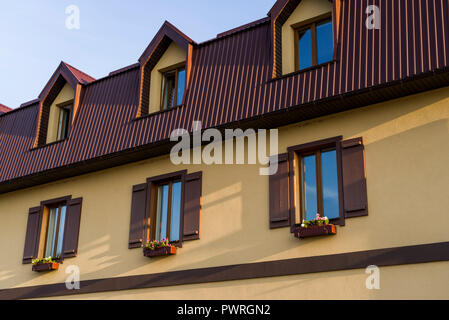 Finestre con persiane e vasi per fiori Foto Stock