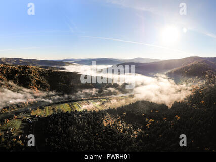 Incredibile paesaggio panoramico delle montagne dei Carpazi, magica bellezza di autunno ucraino montagne e foreste. Nebbia di mattina si diffonde oltre il fiume, sun Foto Stock