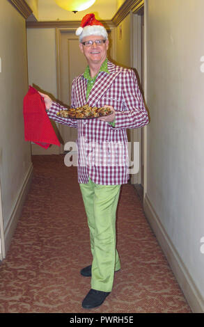 Festive uomo maturo in vacanza vestito con un piatto di torta di frutta, STATI UNITI D'AMERICA Foto Stock