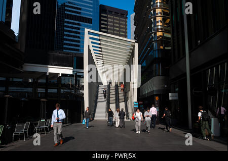 17.09.2018, Sydney, Nuovo Galles del Sud, Australia - si vedono persone camminare davanti ai moderni edifici per uffici in una zona pedonale a Barangaroo. Foto Stock