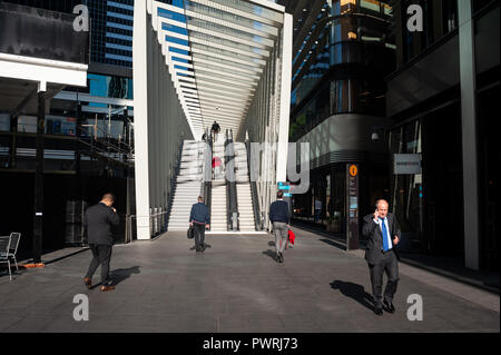 17.09.2018, Sydney, Nuovo Galles del Sud, Australia - si vedono persone camminare davanti ai moderni edifici per uffici in una zona pedonale a Barangaroo. Foto Stock