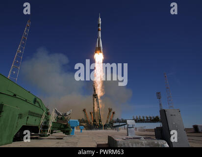 Il Soyuz MS-10 veicolo spaziale viene lanciato con spedizione 57 Tecnico di volo Nick aia della NASA e tecnico di volo Alexey Ovchinin di Roscosmos, giovedì, 11 ott. 2018 al cosmodromo di Baikonur in Kazakistan. Durante la navicella spaziale Soyuz climb in orbita un anomalia occorsa, risultante in un abort downrange. L'equipaggio è stato rapidamente recuperato ed è in buone condizioni. Photo credit: (NASA/Bill Ingalls) Foto Stock
