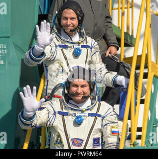 Expedition 57 Tecnico di volo Nick aia della NASA, superiore e tecnico di volo Alexey Ovchinin di Roscosmos, Wave addio prima di salire a bordo della Soyuz MS-10 navicella spaziale per il lancio, giovedì, 11 ott. 2018 al cosmodromo di Baikonur in Kazakistan. Aia e Ovchinin trascorreranno i prossimi sei mesi a vivere e lavorare a bordo della Stazione Spaziale Internazionale. Photo credit: (NASA/Bill Ingalls) Foto Stock