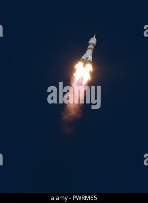 Il Soyuz MS-10 veicolo spaziale viene lanciato con spedizione 57 Tecnico di volo Nick aia della NASA e tecnico di volo Alexey Ovchinin di Roscosmos, giovedì, 11 ott. 2018 al cosmodromo di Baikonur in Kazakistan. Durante la navicella spaziale Soyuz climb in orbita un anomalia occorsa, risultante in un abort downrange. L'equipaggio è stato rapidamente recuperato ed è in buone condizioni. Photo credit: (NASA/Bill Ingalls) Foto Stock