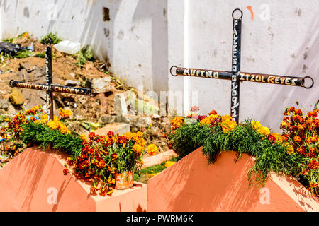 Santiago Sacatepequez, Guatemala - 1 Novembre 2017: Grave decorato con fiori per il giorno di Tutti i Santi in Guatemala. Foto Stock