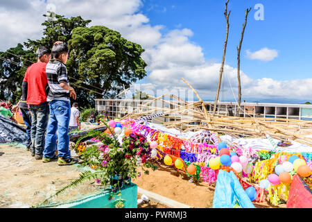 Santiago Sacatepequez, Guatemala - 1 Novembre 2017: crollato gigantesco aquilone gigante durante il kite festival in onore di spiriti dei morti il giorno di Tutti i Santi. Foto Stock