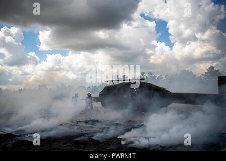 96Ala Test vigili del fuoco incendi di battaglia intorno a una simulazione di elicottero incidente durante un incidente di massa esercizio ottobre 3 a Eglin Air Force Base, Fla. Sistema comunitario di esercitare nel profondo della gamma Eglin compresi 96TW primi responder, 6 Ranger del battaglione di Formazione personale, Okala County primi responder tra gli altri. L'esercizio di valutazione azioni Ranger e la base e le risposte locali sia per la caduta di un fulmine e elicottero incidente. (U.S. Air Force foto/Samuel King Jr.) Foto Stock