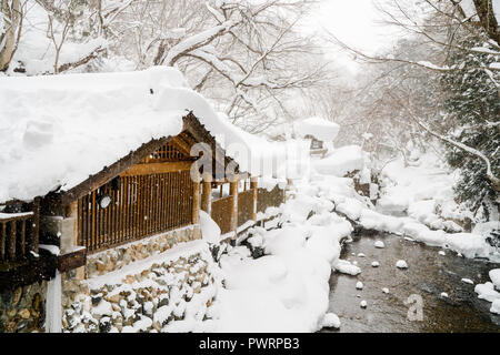 Splendida piscina di primavera calda sotto la neve havy, Takaragawa onsen, Gunma ,Giappone Foto Stock