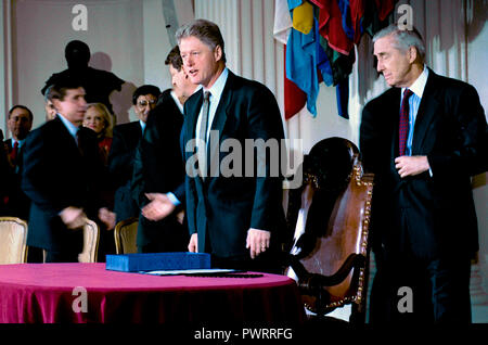 Washington DC, 8 dicembre 1993 il presidente William Jefferson Clinton firma l'Accordo nordamericano di libero scambio. Credito: Mark Reinstein/MediaPunch Foto Stock