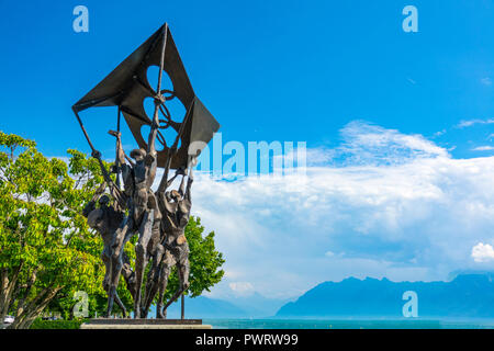 Statua in bronzo di fronte al Museo Olimpico. Losanna, Svizzera. Foto Stock