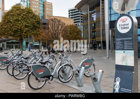 Belfast Bikes sponsorizzato da Coca Cola Zero in Lanyon Place, Belfast. Pubblico di biciclette a noleggio per il centro città di trasporto. Foto Stock