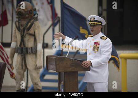 PORT HUENEME, California (22 giugno 2017) Capt. Mike Saum, commodore, costruzione navale gruppo (NCG) 1, parla al cambiare del comando cerimonia per la subacquea del team di costruzione (UCT) 2. Durante la cerimonia, Lt. La Cmdr. Michael Dobling alleviato Lt. La Cmdr. Justin Spinks come comandante della squadra. UCT 2 fornisce la costruzione, ispezione, riparazione e manutenzione di waterfront e attrezzature subacquee a sostegno del Navy e Marine Corps operations. UCT Seabees hanno la capacità unica di eseguire poco profonda, in acque profonde e costruzione terrestre. ( Foto Stock