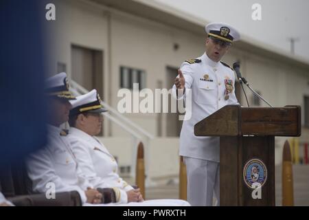 PORT HUENEME, California (22 giugno 2017) Lt. La Cmdr. Justin Spinks, in uscita comandante della costruzione subacquea Team (UCT) 2, parla al cambiare del comando cerimonia per il team. Durante la cerimonia, Spinks è stata sollevata come comandante dal Lt. La Cmdr. Michael Dobling. UCT 2 fornisce la costruzione, ispezione, riparazione e manutenzione di waterfront e attrezzature subacquee a sostegno del Navy e Marine Corps operations. UCT Seabees hanno la capacità unica di eseguire poco profonda, in acque profonde e costruzione terrestre. ( Foto Stock