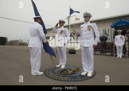 PORT HUENEME, California (22 giugno 2017) Lt. La Cmdr. Justin Spinks saluta costruzione subacquea Team (UCT) 2's bandiera durante una modifica del comando cerimonia per il team. Durante la cerimonia, Spinks è stata sollevata come comandante della squadra da Lt. La Cmdr. Micheal Dobling. UCT 2 fornisce la costruzione, ispezione, riparazione e manutenzione di waterfront e attrezzature subacquee a sostegno del Navy e Marine Corps operations. UCT Seabees hanno la capacità unica di eseguire poco profonda, in acque profonde e costruzione terrestre. ( Foto Stock