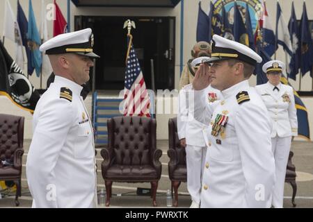 PORT HUENEME, California (22 giugno 2017) Lt. La Cmdr. Michael Dobling,destra, comandante della costruzione subacquea Team (UCT) 2, saluta Lt. La Cmdr. Justing Spinks dopo sollevando formalmente lui come comandante della squadra. UCT 2 fornisce la costruzione, ispezione, riparazione e manutenzione di waterfront e attrezzature subacquee a sostegno del Navy e Marine Corps operations. UCT Seabees hanno la capacità unica di eseguire poco profonda, in acque profonde e costruzione terrestre. ( Foto Stock