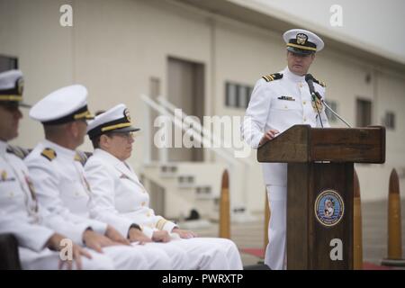 PORT HUENEME, California (22 giugno 2017) Lt. La Cmdr. Michael Dobling , comandante della costruzione subacquea Team (UCT) 2, parla durante un cambiamento di cerimonia di comando Dopo alleviamento Lt. La Cmdr. Justing Spinks come comandante della squadra. UCT 2 fornisce la costruzione, ispezione, riparazione e manutenzione di waterfront e attrezzature subacquee a sostegno del Navy e Marine Corps operations. UCT Seabees hanno la capacità unica di eseguire poco profonda, in acque profonde e costruzione terrestre. ( Foto Stock