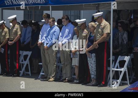 Stati Uniti Marine Corps Il Mag. Gen. Daniel O'Donohue, Comandante generale prima divisione Marine, rinuncia a comando per il Brig. Gen. Eric Smith a Camp Pendleton California, 23 giugno 2017. La cerimonia segna il cambiamento di leadership ma è anche una pietra miliare misurando la guerra innovazione della divisione come esso continua ad allenarsi, distribuire e proteggere la nostra nazione gli interessi strategici all'estero. Foto Stock