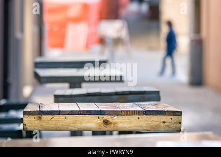 Vista prospettica di un gruppo di piccole casette di legno quadrato tabelle vuote all'esterno di un bar in Italia. Foto Stock