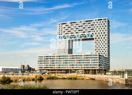 Amsterdam, Paesi Bassi - Luglio 23th, 2018: un moderno edificio ad appartamenti Pontsteiger Houthavenwith in verticale una forma ad L in Amsterdam. Foto Stock
