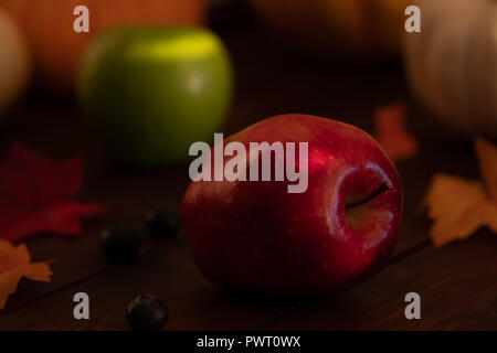 La raccolta autunnale sfondo con zucche, mele e bacche. Foto Stock