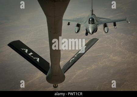 Un belga Air Force F-16A Fighting Falcon si prepara a ricevere carburante da un 340 Expeditionary Air Refuelling Squadron KC-135 Stratotanker a sostegno di funzionamento inerenti risolvere Giugno 23, 2017. Tutti F-16s belga della componente aria sono assegnate alla NATO, con 28 aerei (due squadroni) assegnato alle forze di reazione rapida. Foto Stock