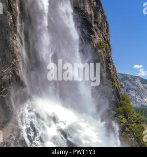 Cascate di acqua potente di Yosemite Falls closeup Foto Stock